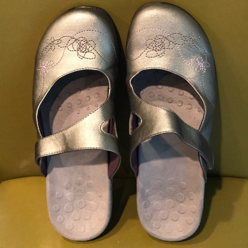 Vionic mules